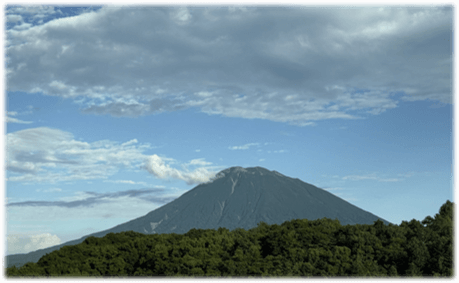 青空の下、ニセコ羊蹄山が堂々とそびえる。ニセコHANAZONOリゾートから見た羊蹄山。