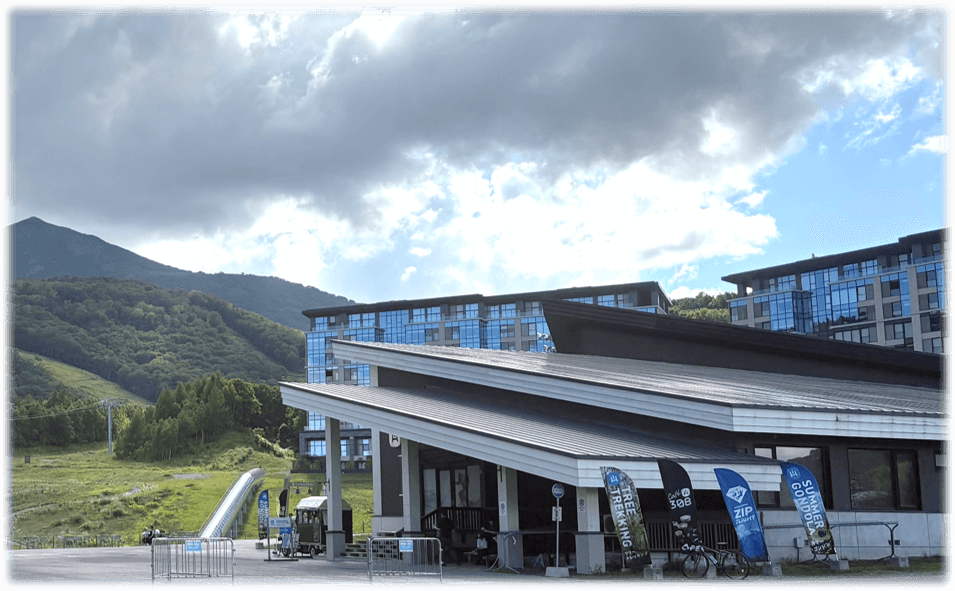 ニセコHANAZONO308の外観。HANAZONOリゾート夏のアクティビティの拠点地