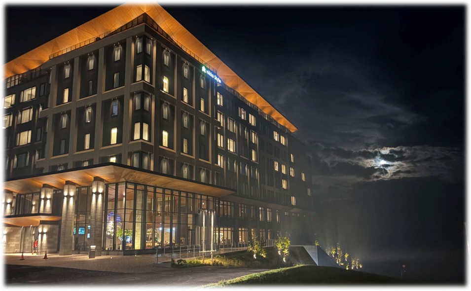 ホテルニッコースタイルニセコHANAZONOの外観。月が浮かび、幻想的。